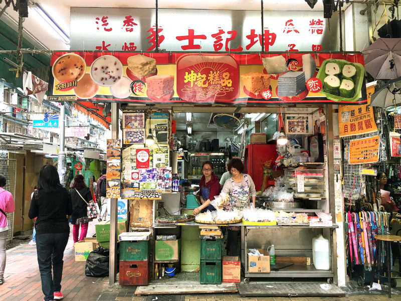 街頭小食檔,熱氣騰騰嘅地道美食,吸引街坊同遊客。