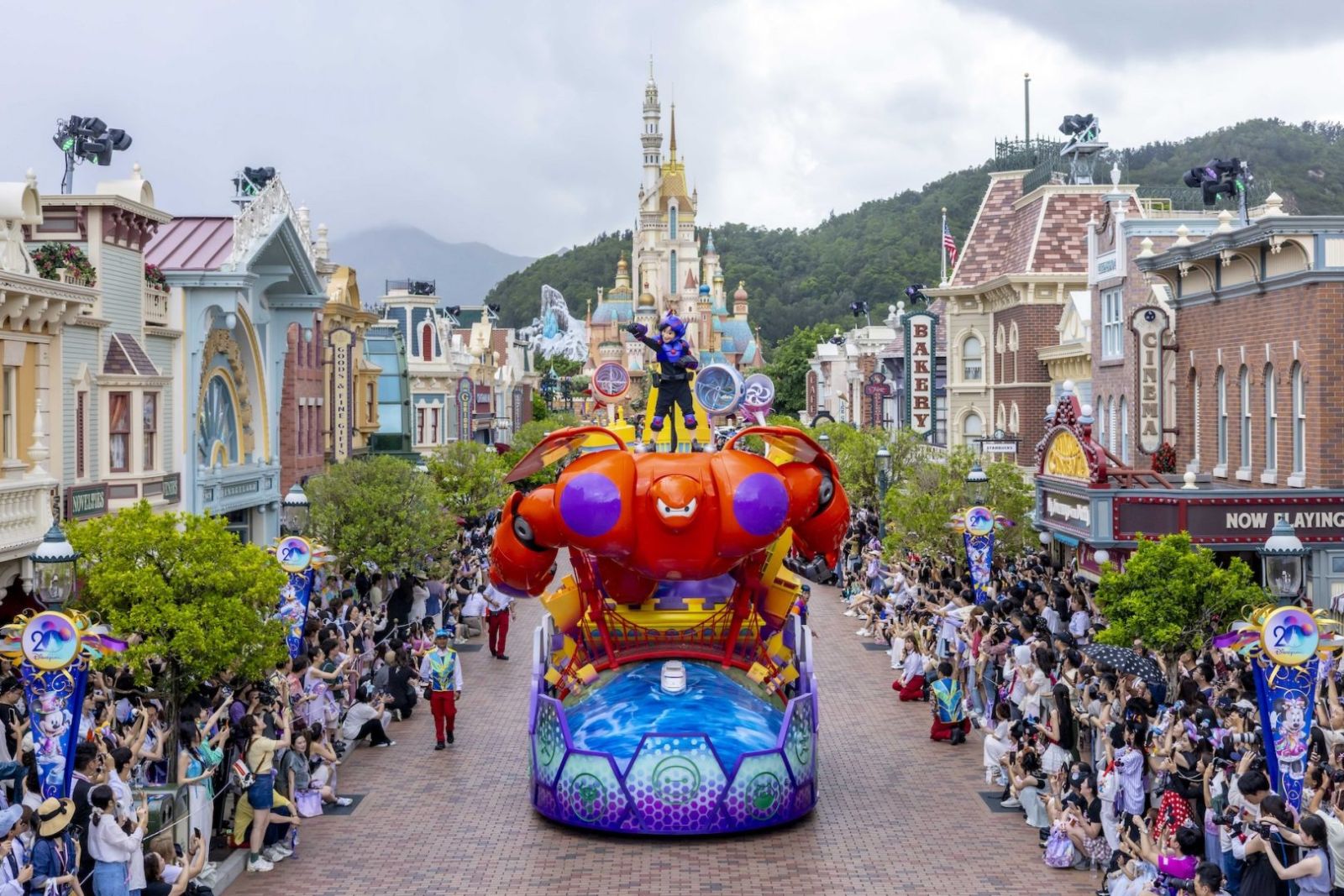 Friendtastic! Hong Kong Disneyland 20th Anniversary Parade