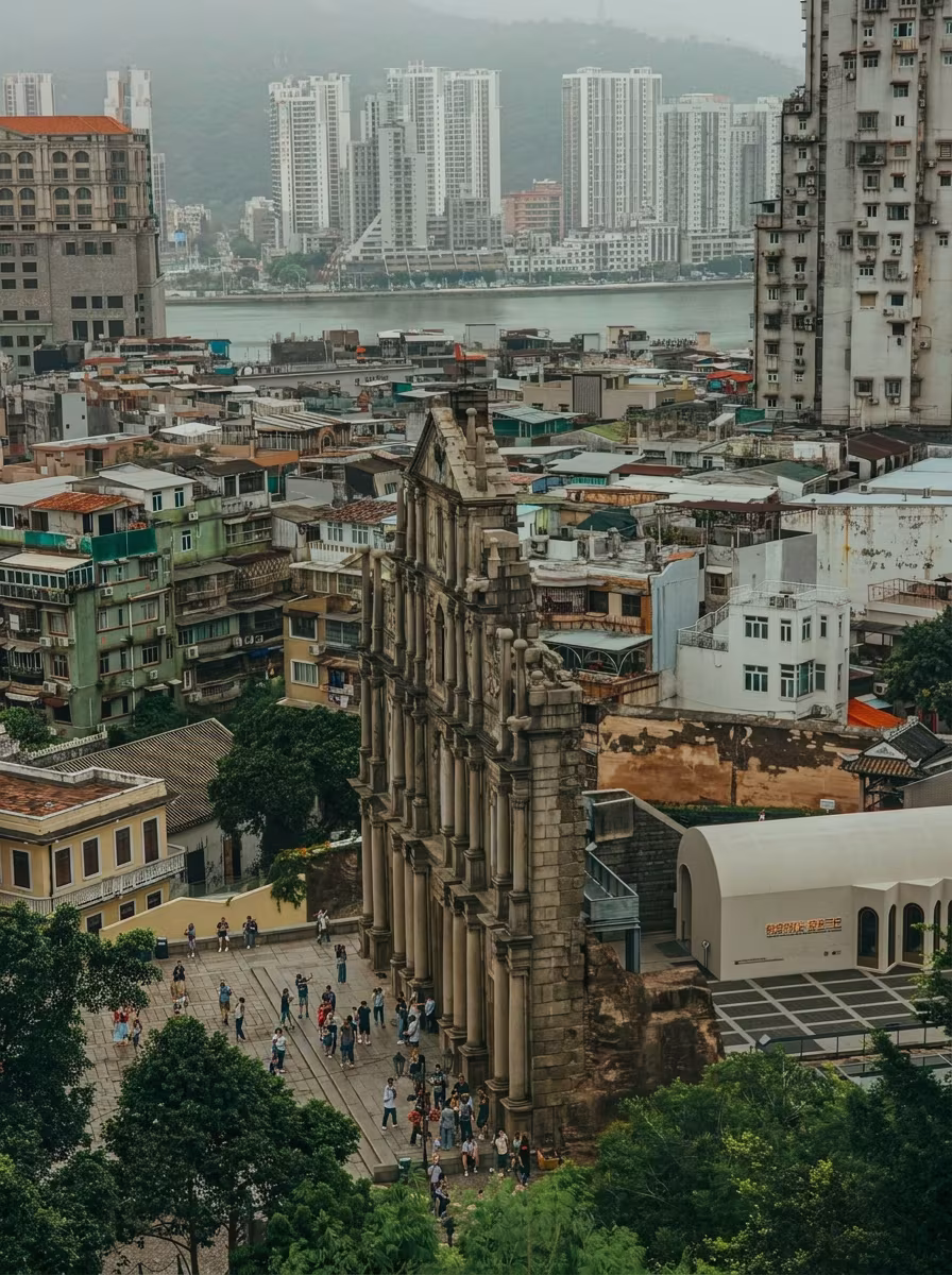 鳥瞰舊城區:層層疊疊嘅老屋頂,睇得出歷史嘅堆疊。呢個角度先明白澳門點解咁獨特,舊同新一直喺度對話。
