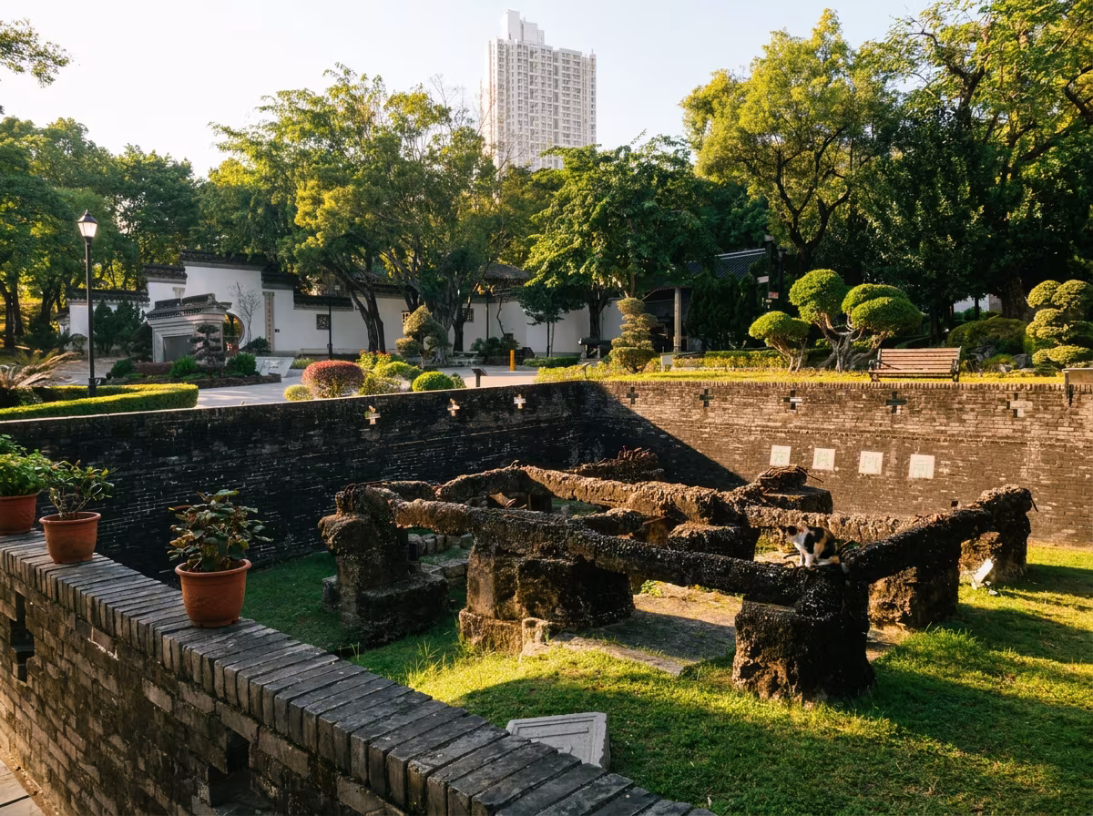 陽光下嘅棋園同南門遺跡,綠意同歷史並存。
