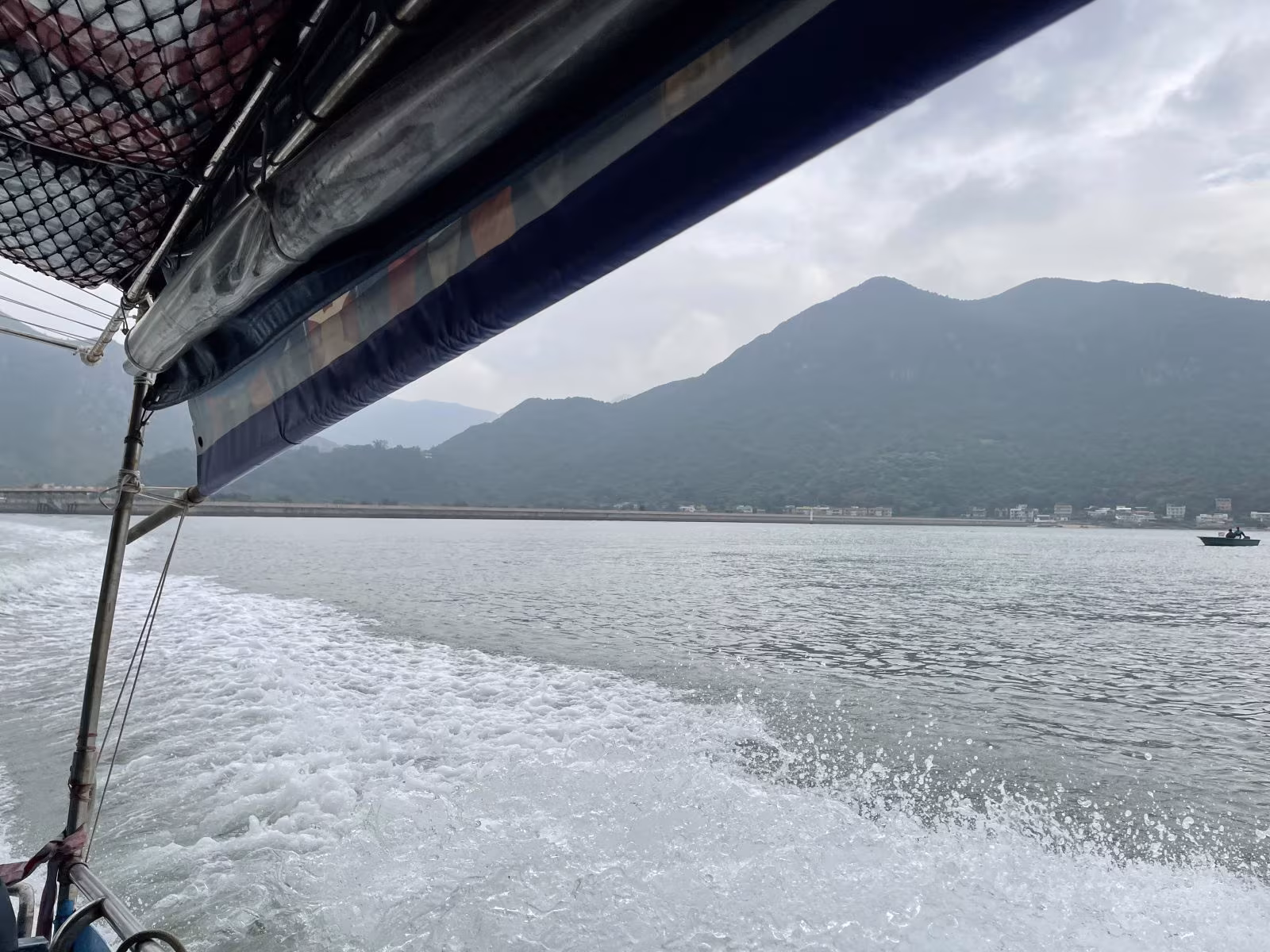 船行劃破海面的白色浪跡