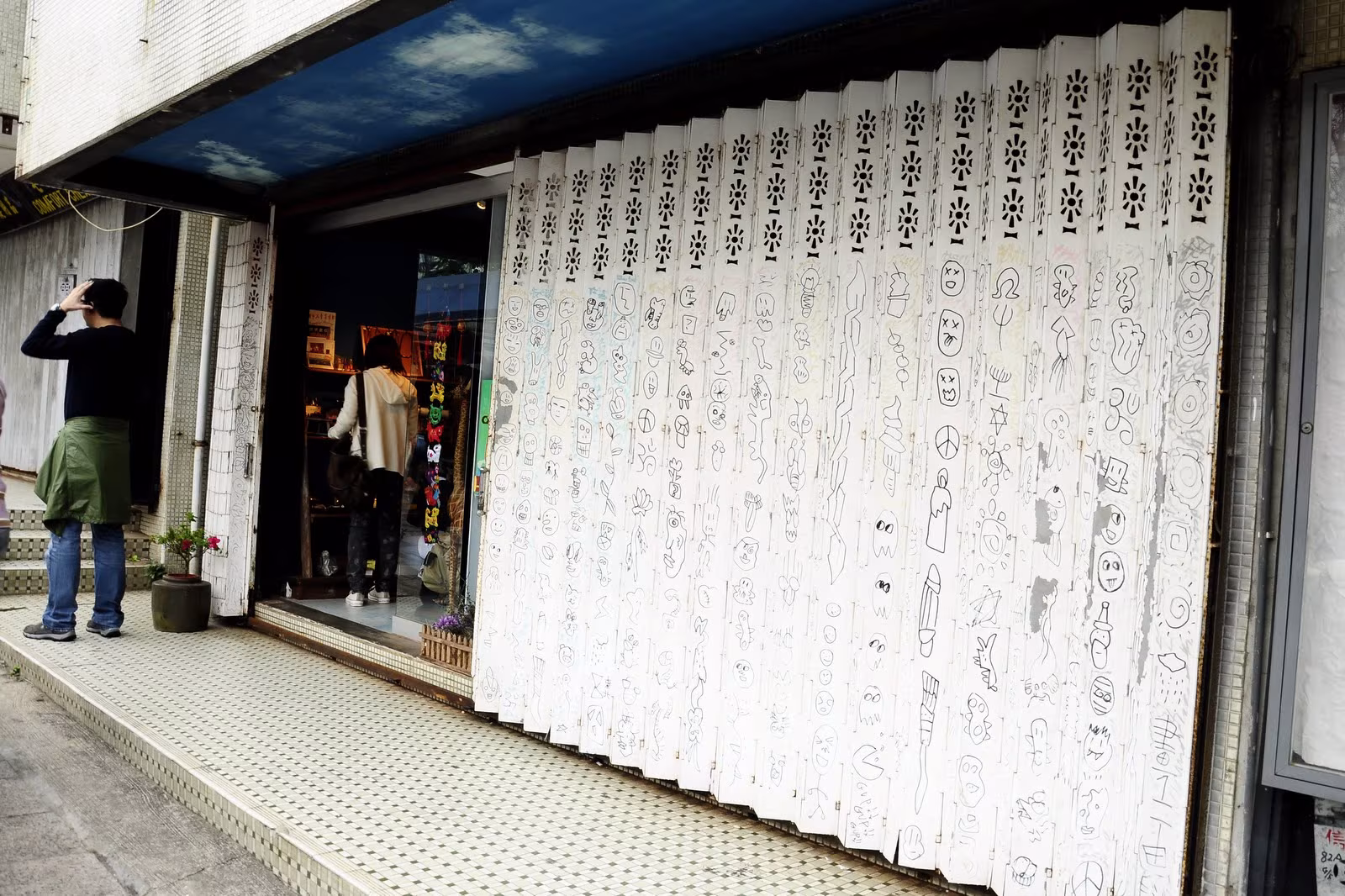 長洲老店門前墨跡斑斑中流露島民對生活最虔誠的寄託與溫柔。