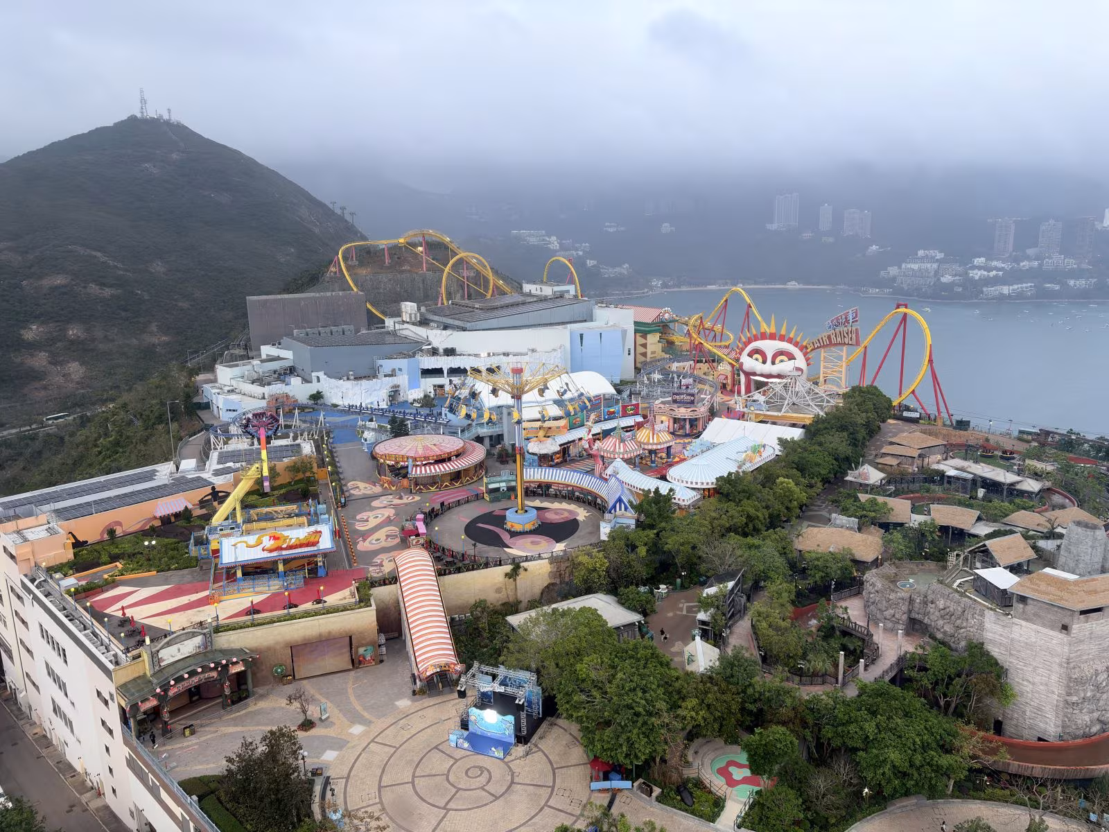 山海交織的天際,海洋公園俯瞰全景,陽光灑落夢想樂園的無邊浪漫