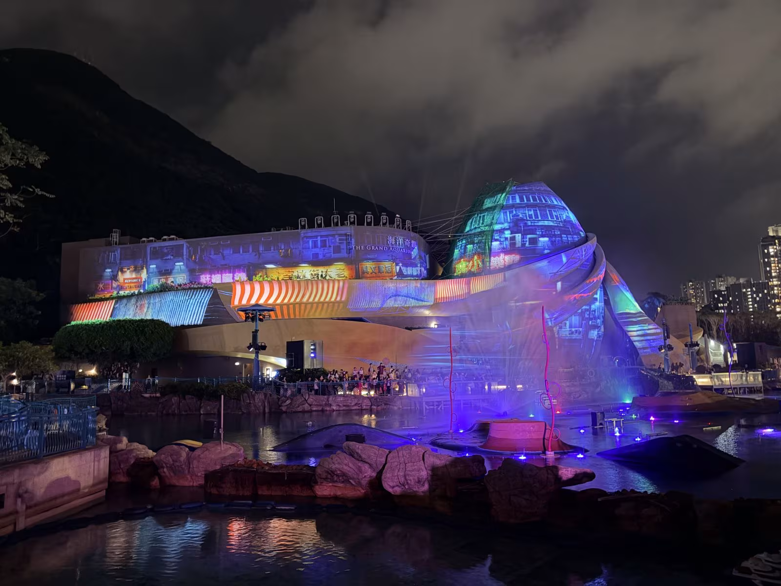 夜幕下的璀璨燈海,建築在彩光中綻放神秘魅力,像沉睡的海洋之心甦醒