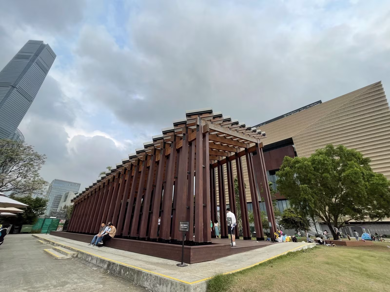 木構藝廊裡藏著城市脈動,微風穿過縫隙,喚醒戀人心中隱秘的悸動
