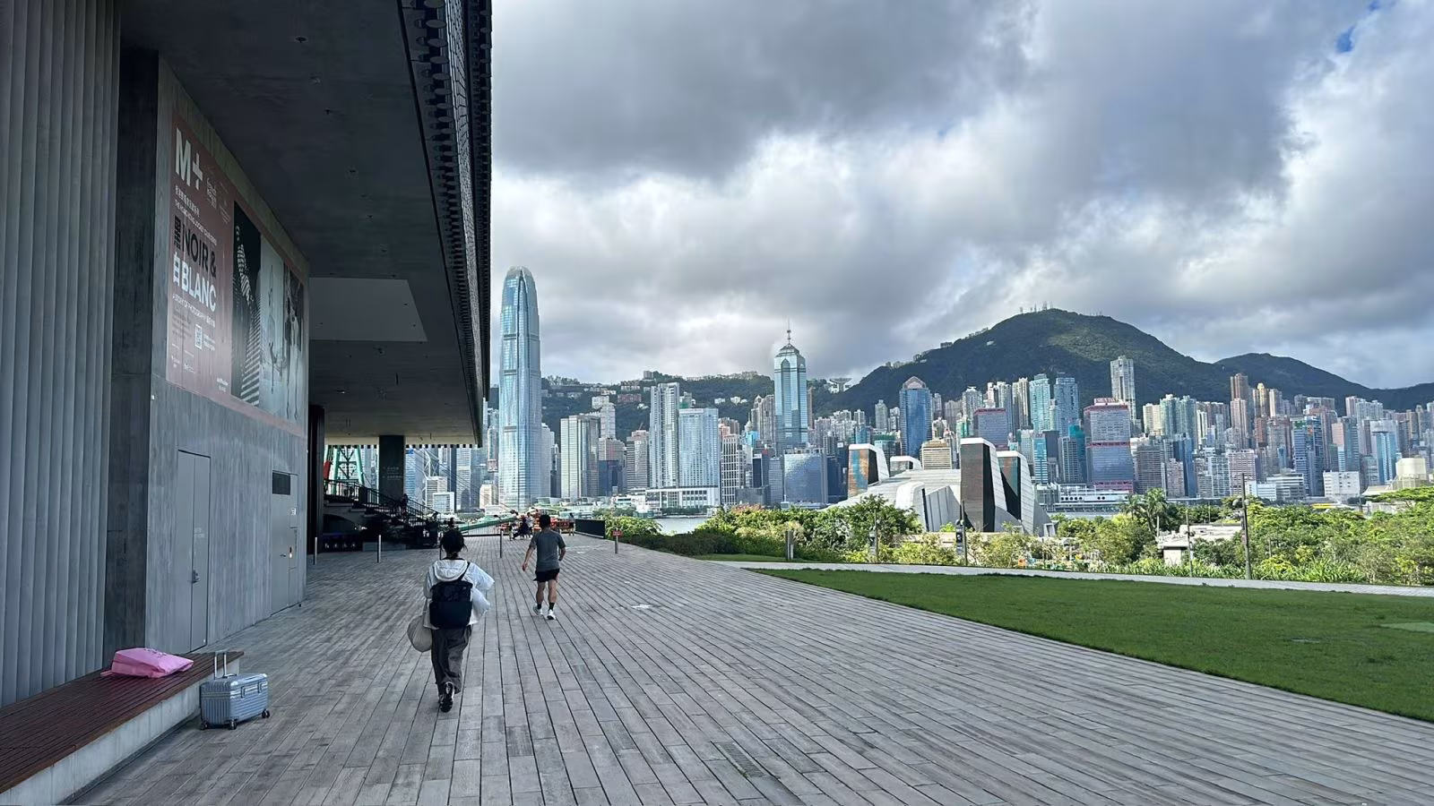 令人驚嘆的海濱城市景觀,一座醒目的摩天大樓俯瞰港口