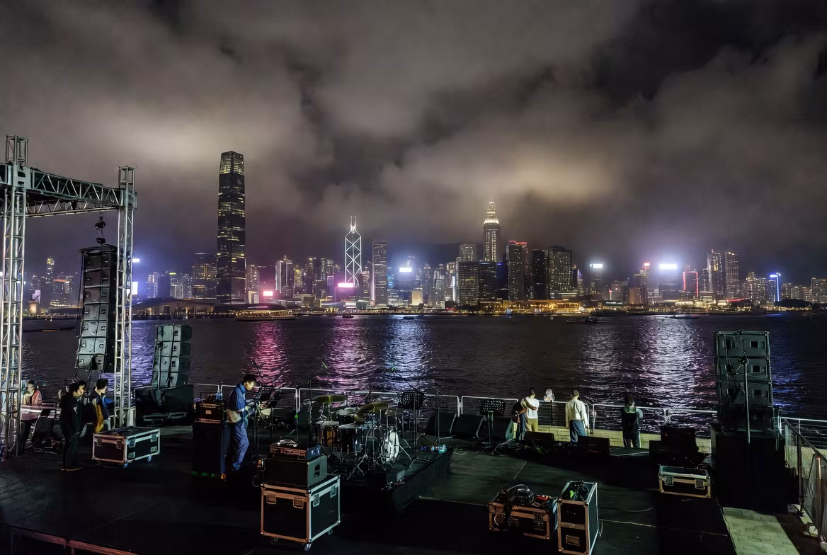夜幕降臨,海濱表演在璀璨的燈光映襯下熠熠生輝