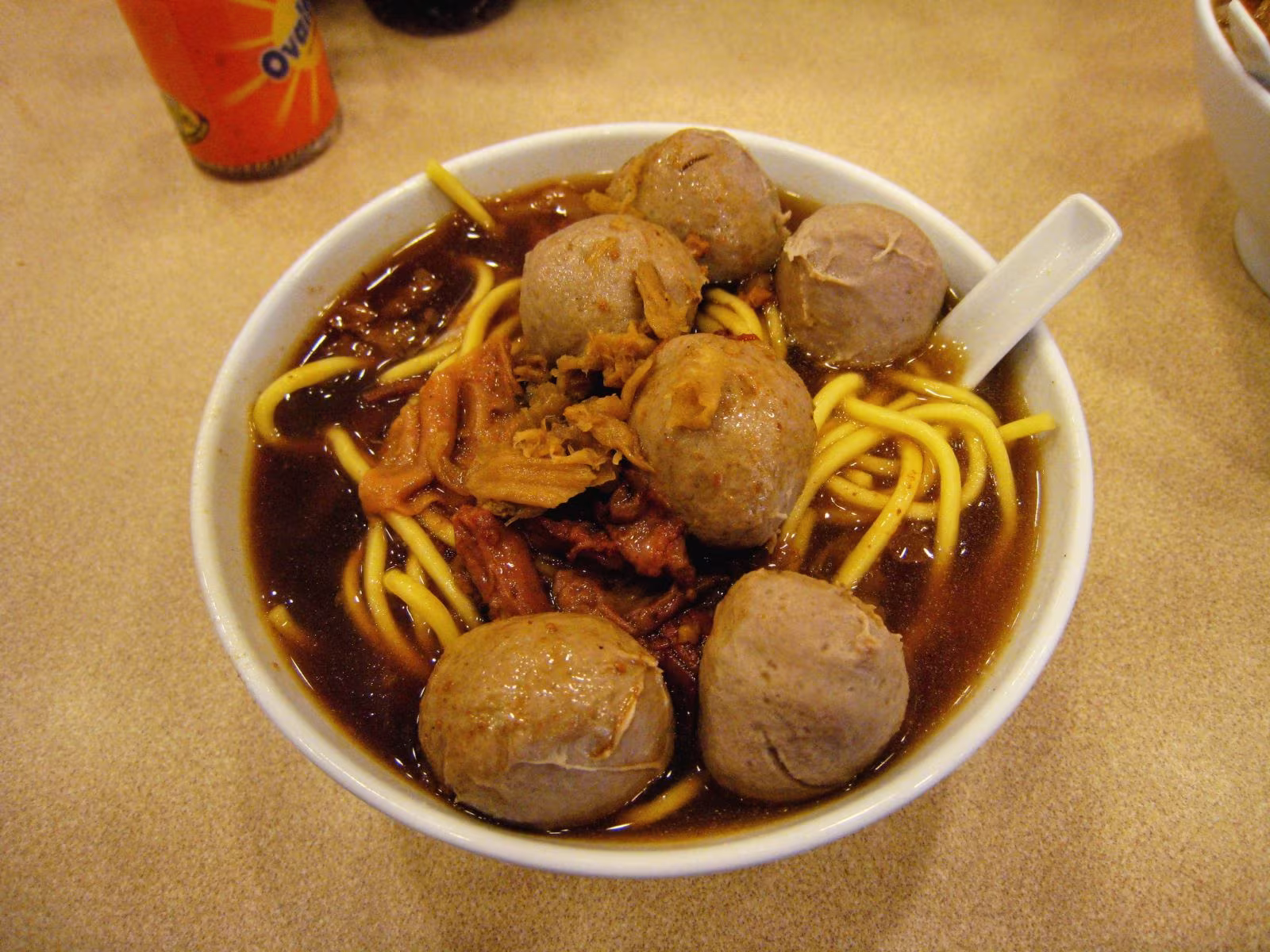 牛肉丸湯麵熱氣騰騰,濃郁香氣勾起夜市裡的溫暖渴望