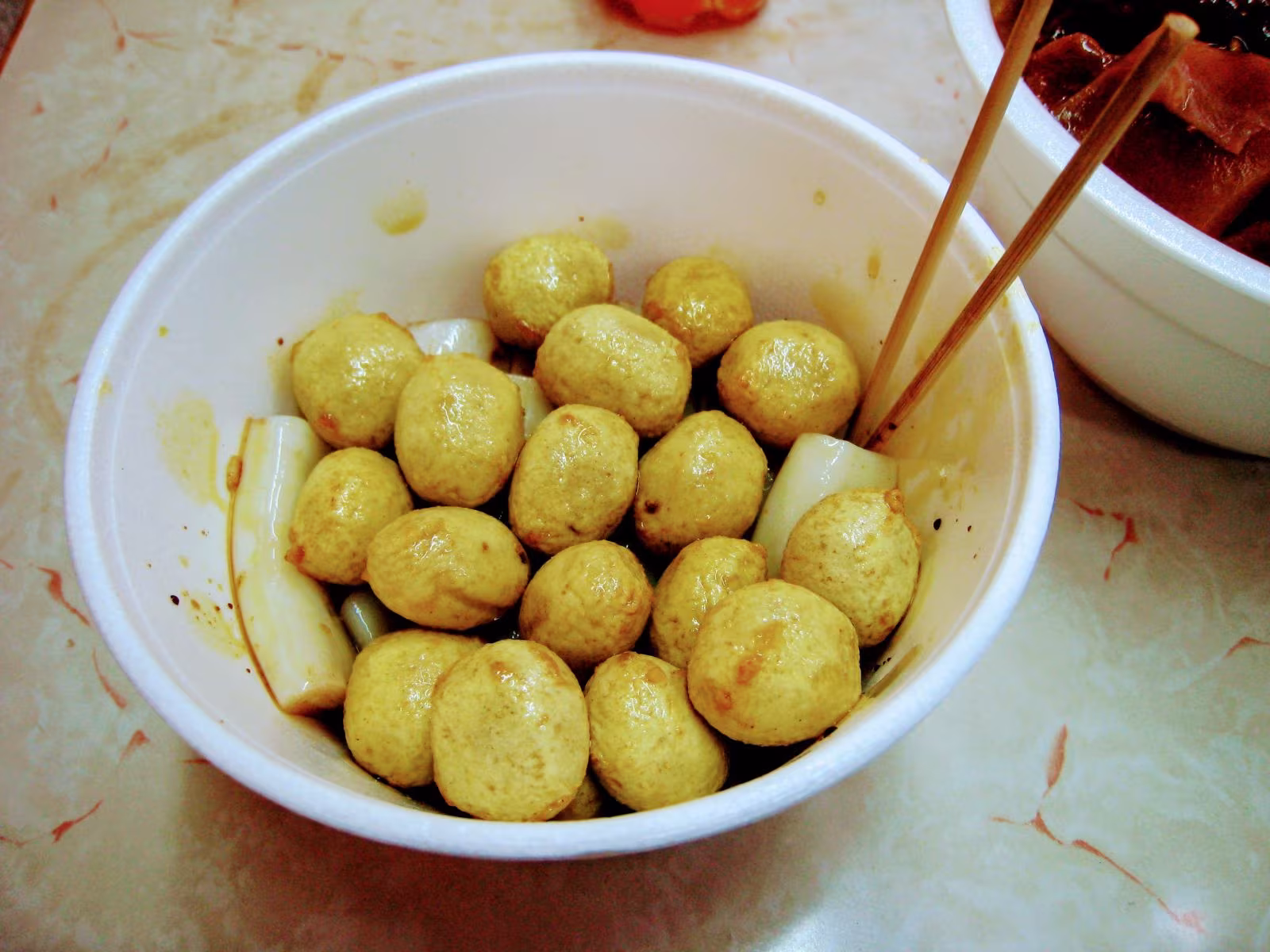 魚蛋圓潤堆疊碗中,街頭小食的樸實滋味帶來安心喜悅