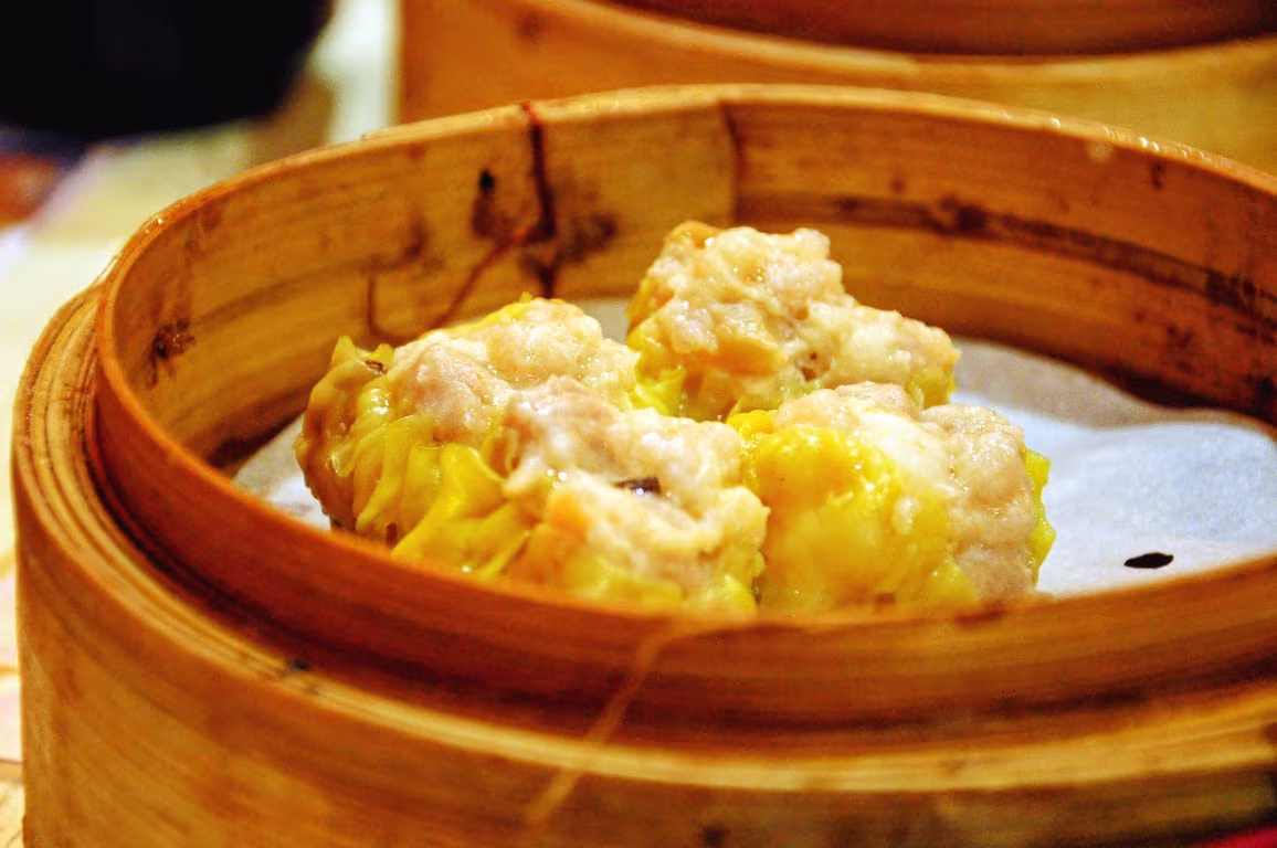 燒賣金黃飽滿誘人,蒸氣中藏著老香港的家常溫情