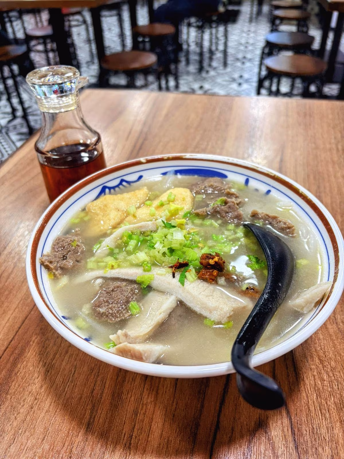 熱氣裊裊的湯麵裡,守候那份街頭最純粹的慰藉