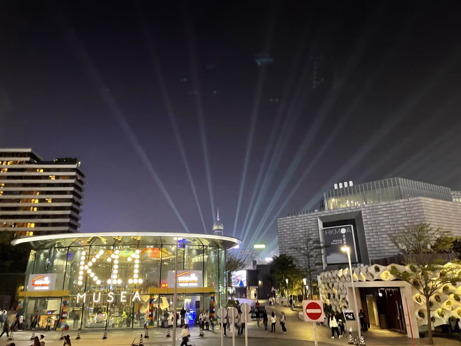 夜幕下K11光束衝天而起,城市脈動在雨夜中閃耀,散發著前衛而神秘的未來氣息