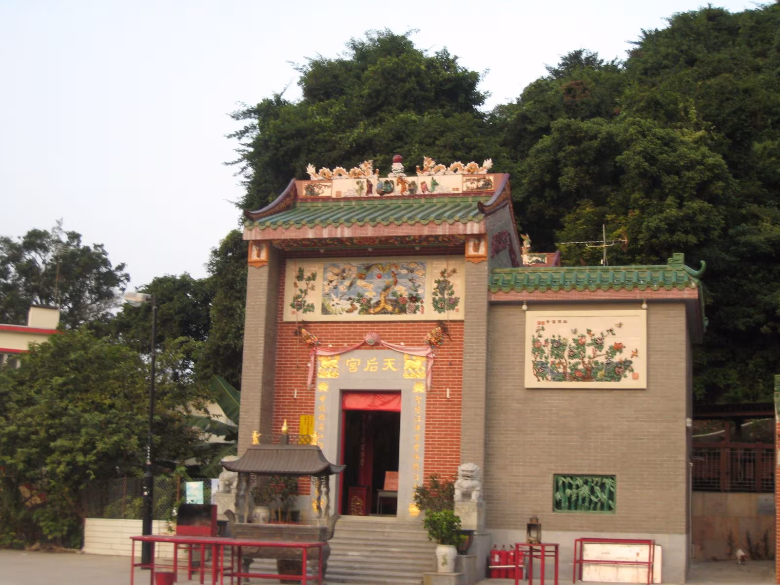 古廟隱於綠蔭深處，歲月靜好中守護著島民的寧靜祈願