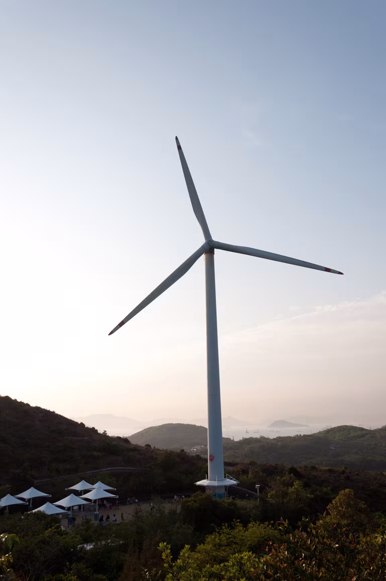 發電風車矗立山巔，迎著海風