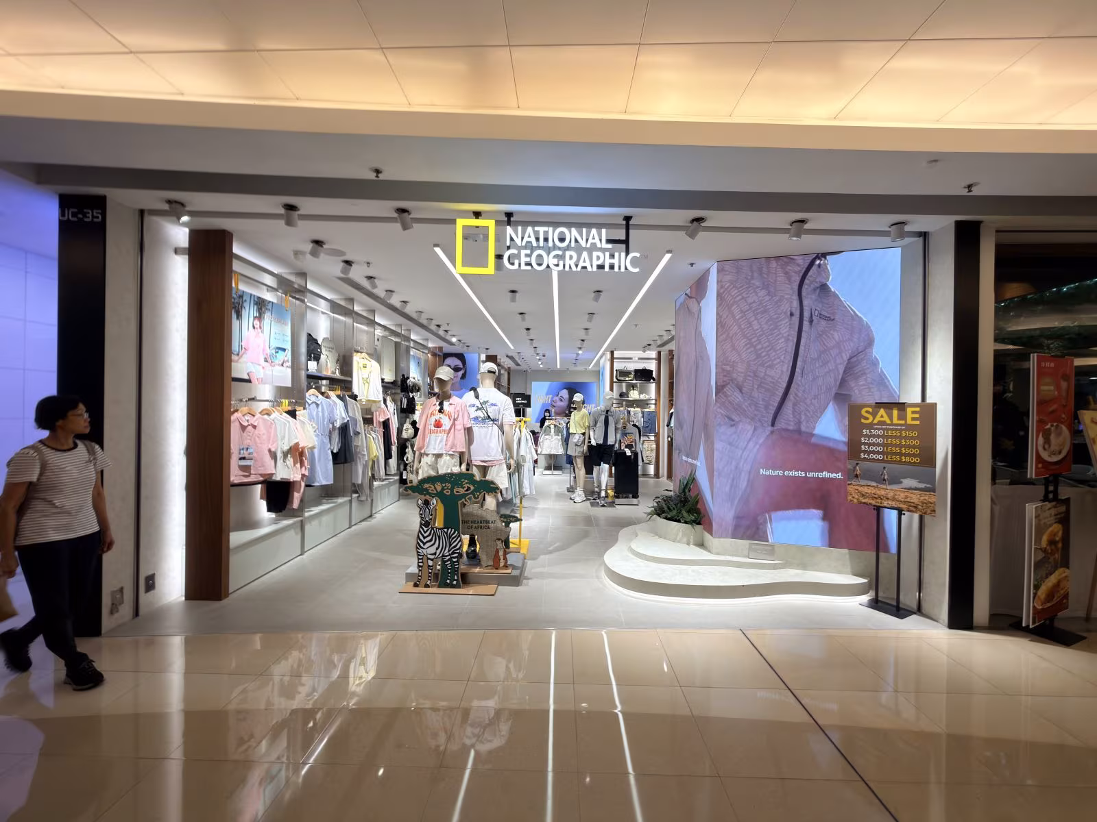 National Geographic 店前,探索的目光穿越玻璃,點燃內心對未知世界的無盡好奇