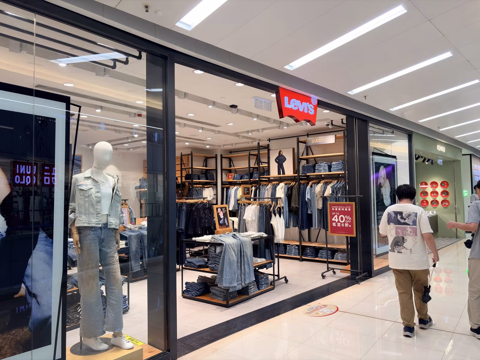 Levi's 店前,悠閒步伐穿過玻璃門,流露對自由隨性生活的悄然響往