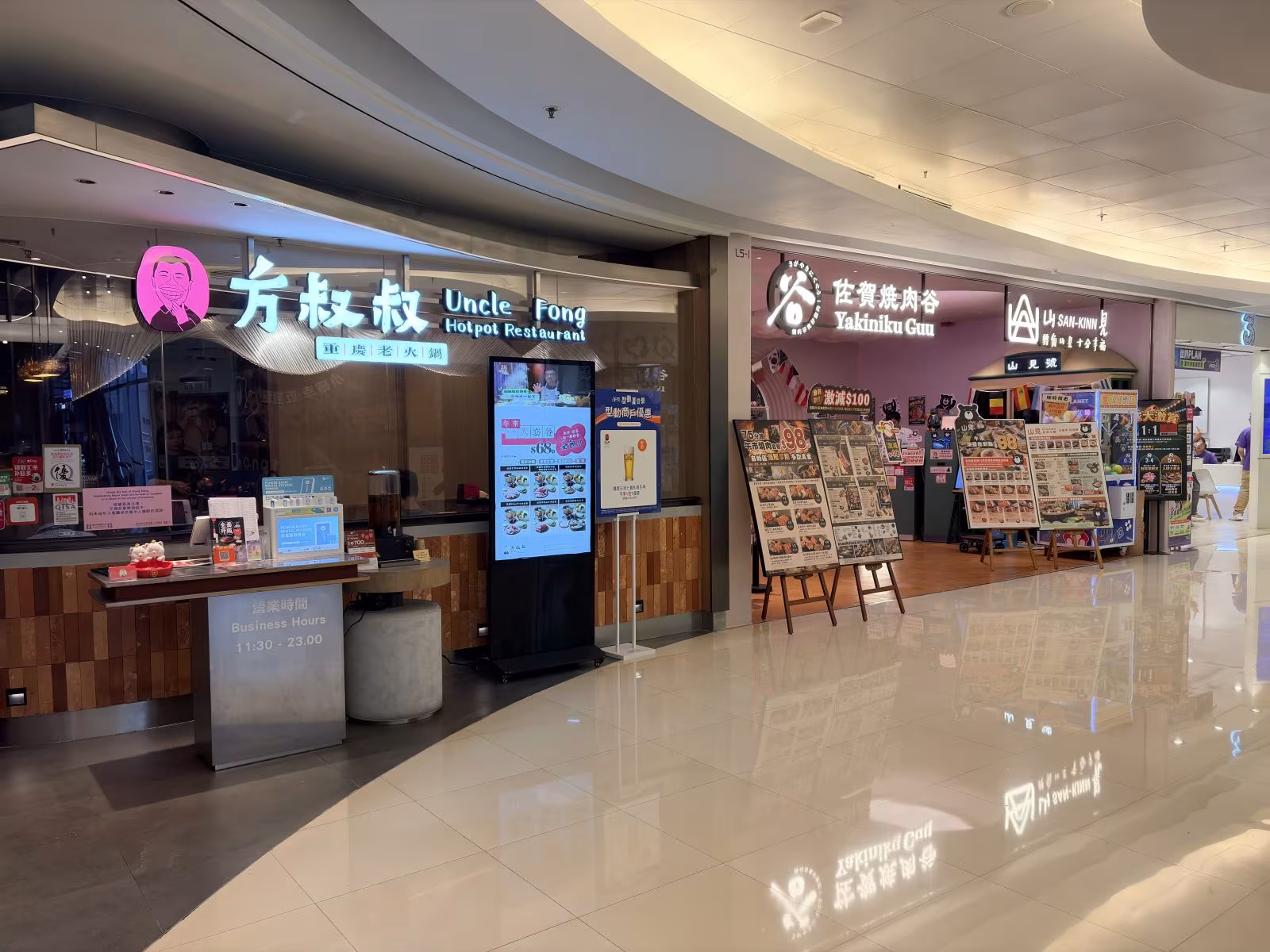 美食廣場人潮交織,笑語與碗碟聲中,藏著忙碌後的溫暖歸屬感